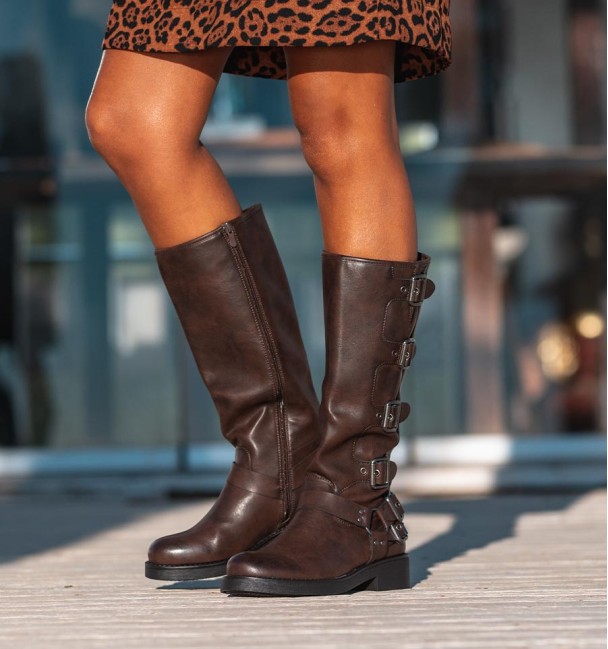 botas altas de motociclista vegan em castanho com fivelas