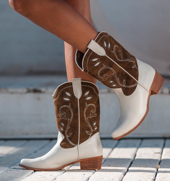 Women´s beige and brown cowboy boots. Animal free