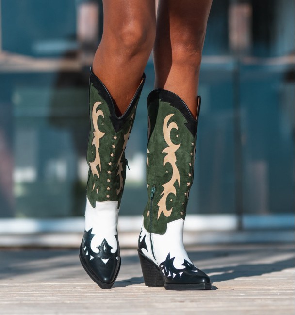 Botas de cowboy verdes, brancas, pretas e bege. Salto alto preto e salto alto. Sim animais