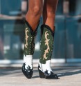 Botas de cowboy verdes, brancas, pretas e bege. Salto alto preto e salto alto. Sim animais