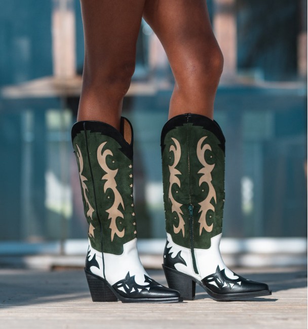 botas cowboy verdes, blancas, negras y beige. Caña alta y tacón cubano en negro. Cuero sintético