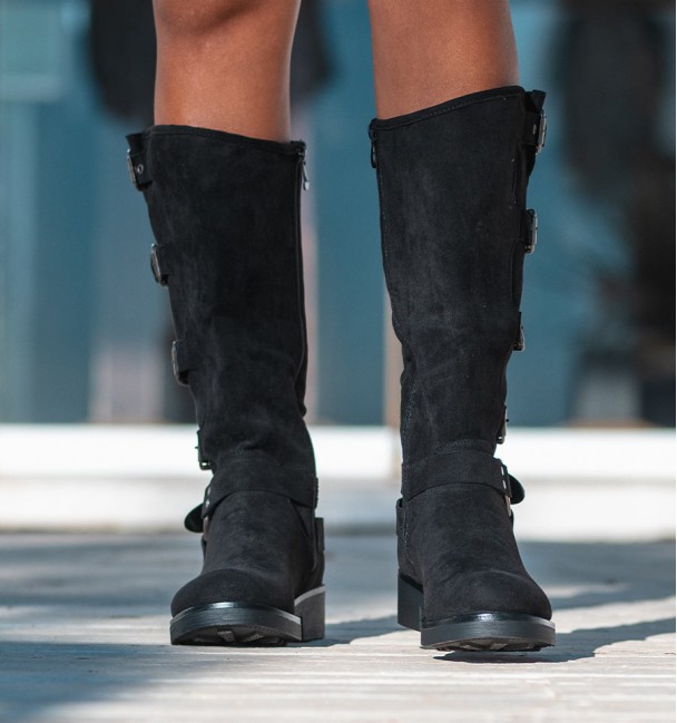 botas biker altas color negro con hebillas en material textil