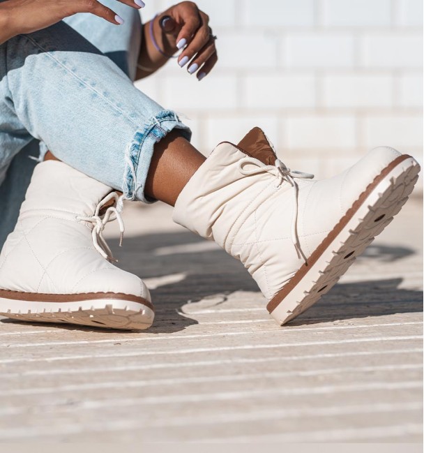 beige boots Pure Winter