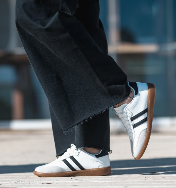 Combined sneakers in grey split leather, white leather and black lines. Brown rubber sole 2