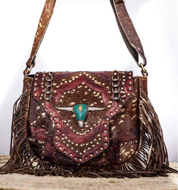 bolso estilo bohemio en piel de potro marrón con pintas doradas y detalles burdeos.