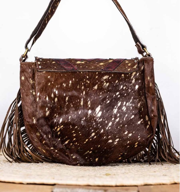 bolso estilo bohemio en piel de potro marrón con pintas doradas y detalles burdeos.
