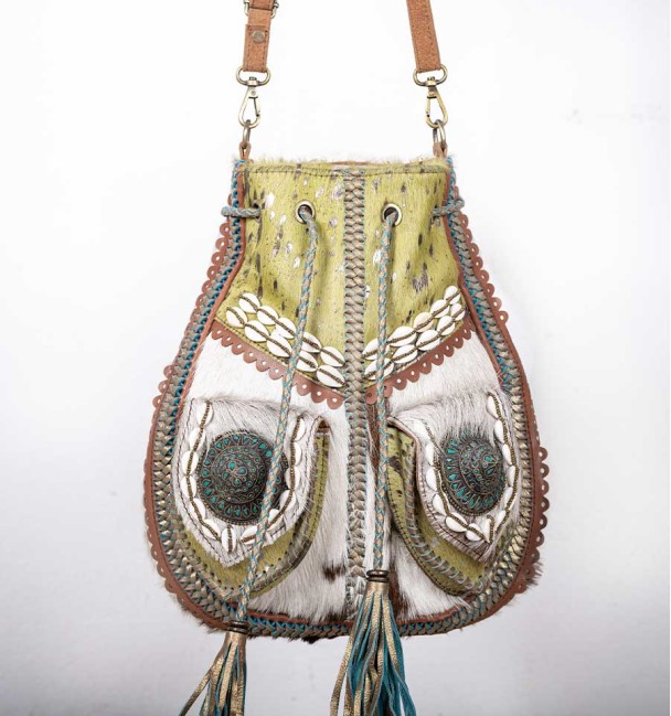 Bolso bohemio con bolsillos, flecos, y caracolas y cuentas. Piel de potro y cuero.