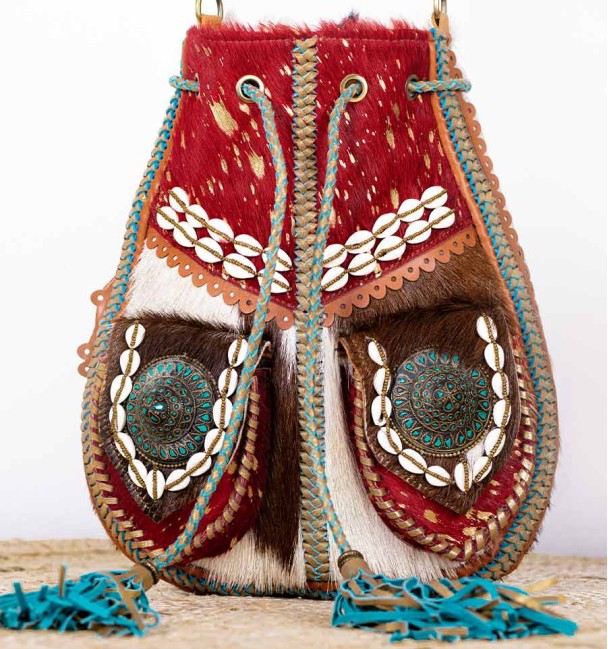 bolso bohemio con bolsillos, flecos, y caracolas y cuentas. Piel de potro y cuero.