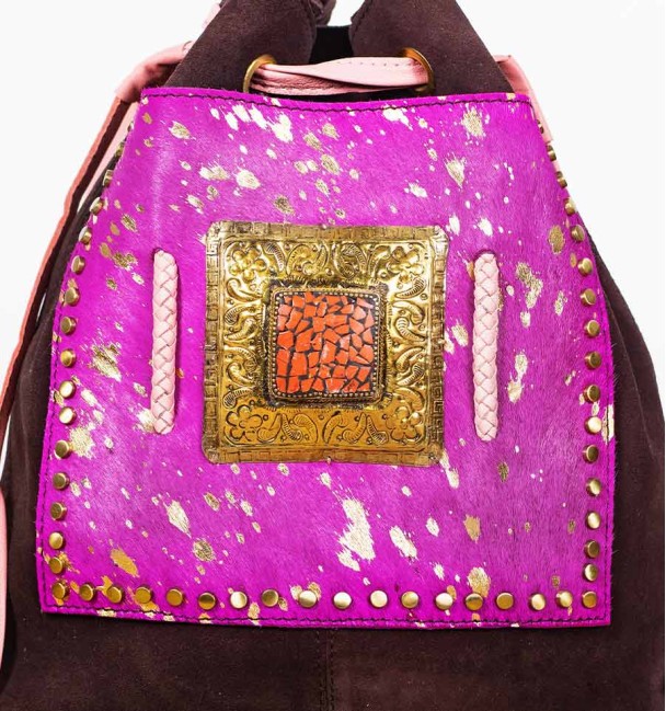 Bag type bag in leather and front pocket in lilac colt leather with golden spots. Bronze piece and stone in the centre.
