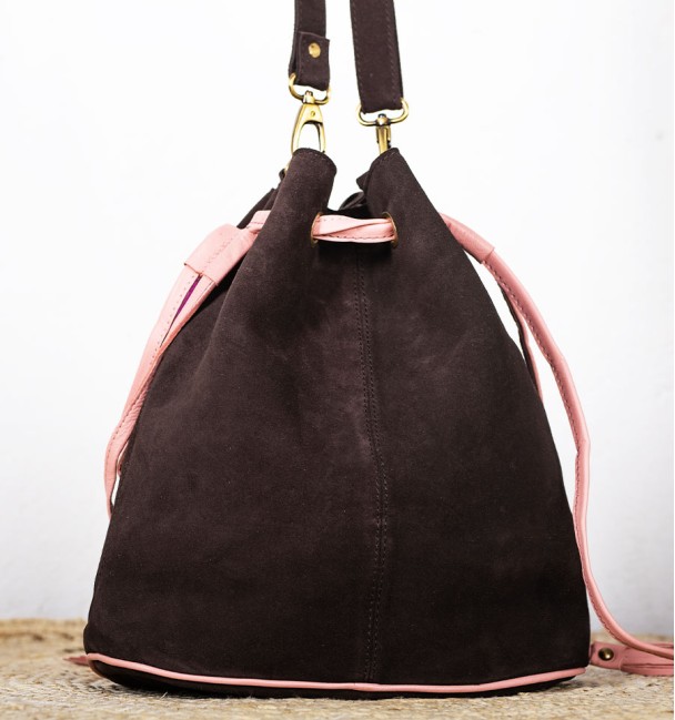 Bag type bag in leather and front pocket in lilac colt leather with golden spots. Bronze piece and stone in the centre.