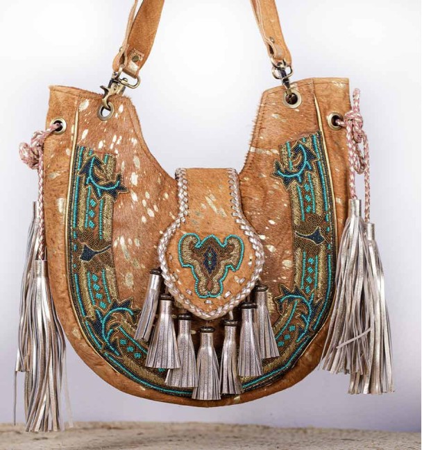 bolso boho étnico de cuero y piel de potro en marrón, con cuentas y flecos