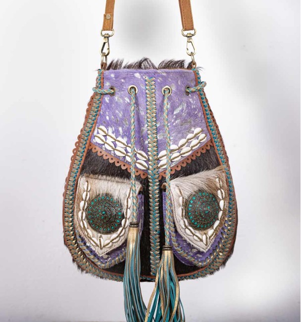 Bolso bohemio con bolsillos, flecos, y caracolas y cuentas. Piel de potro y cuero.