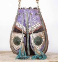 Bolso bohemio con bolsillos, flecos, y caracolas y cuentas. Piel de potro y cuero.