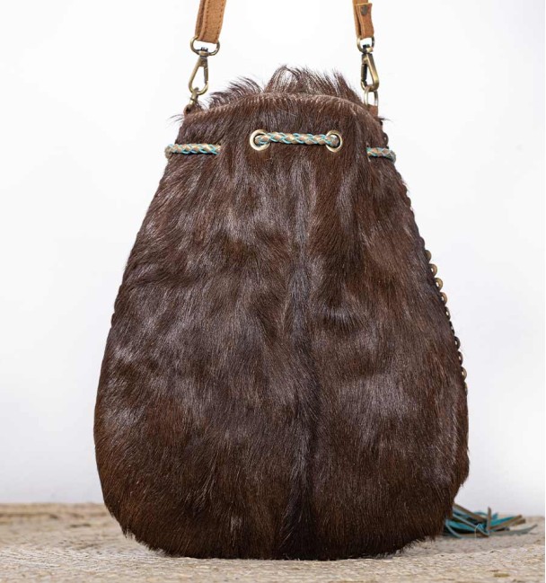 Bolso bohemio con bolsillos, flecos, y caracolas y cuentas. Piel de potro y cuero.