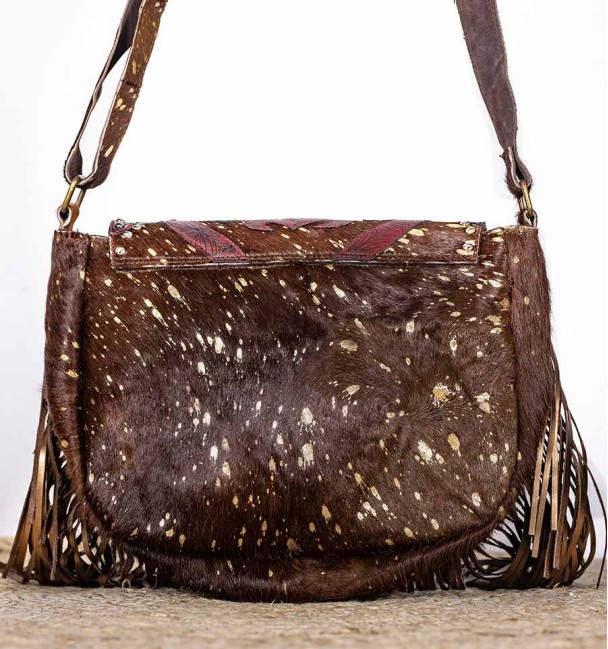 bolso estilo bohemio en piel de potro marrón con pintas doradas y detalles burdeos. con búfalo blanco