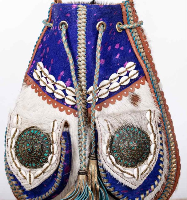 Bolso bohemio con bolsillos, flecos, y caracolas y cuentas. Piel de potro y cuero. PRIMER PLANO