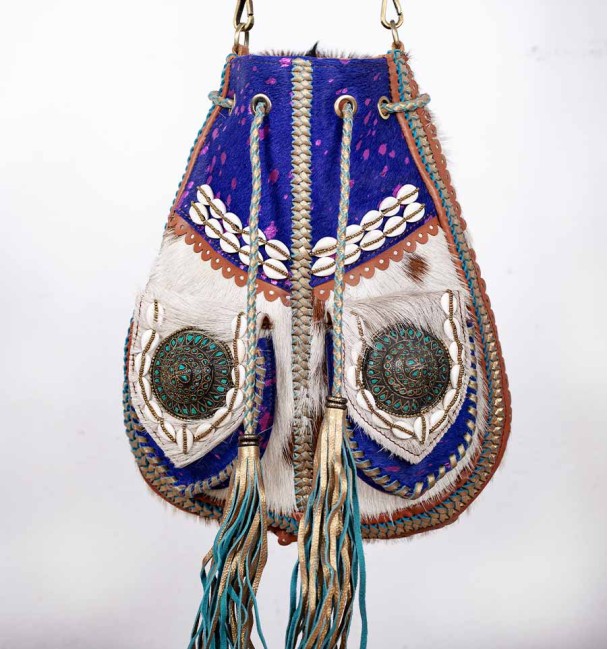Bolso bohemio con bolsillos, flecos, y caracolas y cuentas. Piel de potro y cuero.