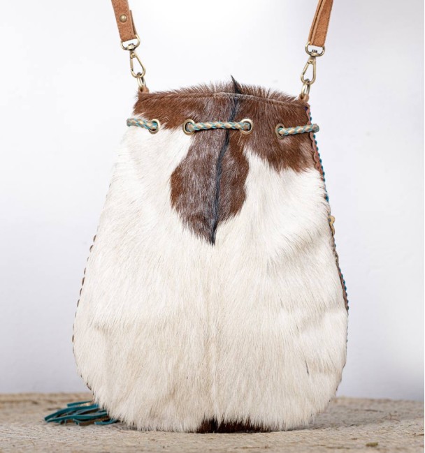 Bolso bohemio con bolsillos, flecos, y caracolas y cuentas. Piel de potro y cuero. trasera