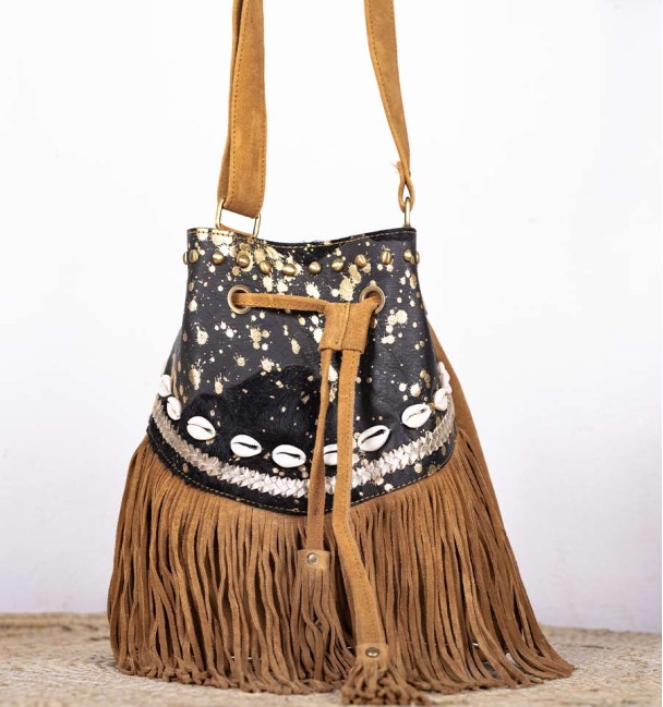 Bolsa tipo saco em pele e bolso frontal em pele de potro preta e castanha. Peça em bronze e pedra no centro