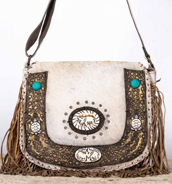 bolso boho de piel de potro con adornos de latón y hueso tallado 2