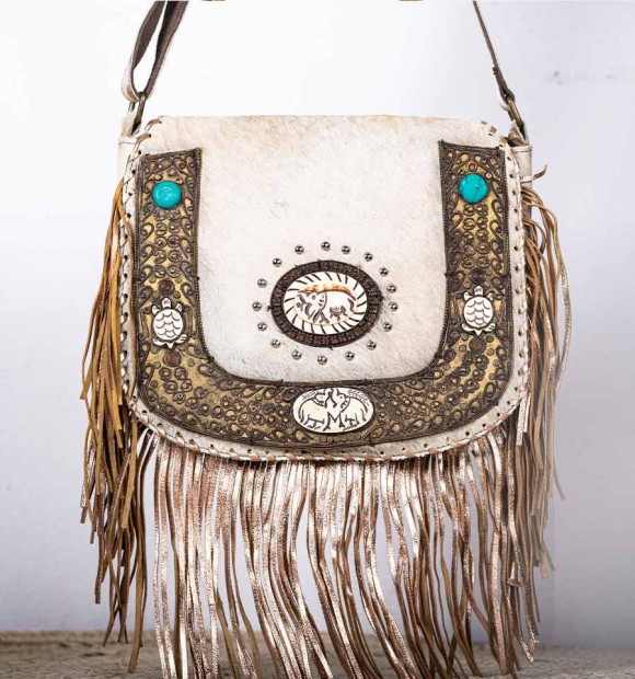 bolsa boho em pele com adornos em latão e osso esculpido