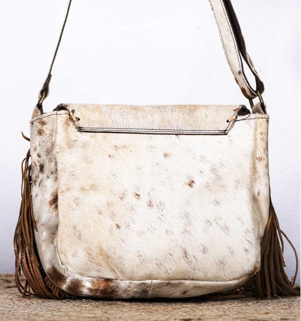 bolsa boho em pele com adornos em latão e osso esculpido trasera