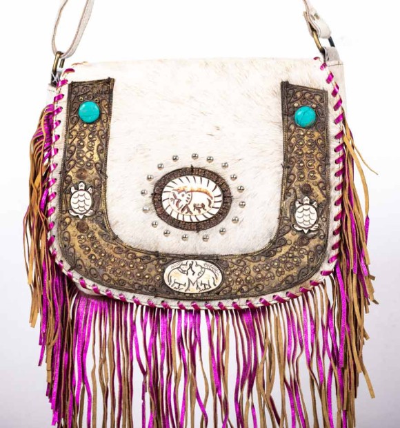 bolso boho de piel de potro con adornos de latón y hueso tallado