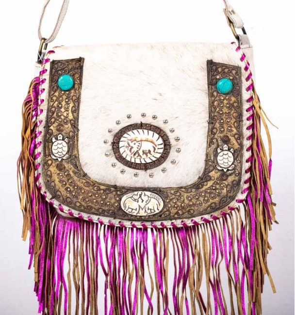 bolsa boho em pele com adornos em latão e osso esculpido
