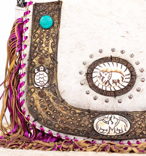 bolso boho de piel de potro con adornos de latón y hueso tallado 2