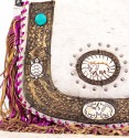 bolso boho de piel de potro con adornos de latón y hueso tallado, primer plano