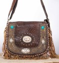 bolso boho de cuero con adornos de latón y hueso tallado, primer plano