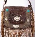 bolso boho de cuero con adornos de latón y hueso tallado, primer plano