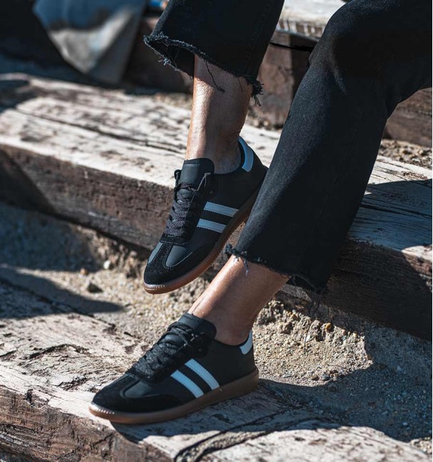 Trainers combined in black and white lines. Brown rubber sole