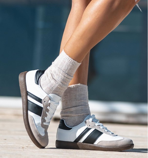 Ténis combinados em pele dividida cinzenta, pele branca e linhas pretas. Sola de borracha castanha