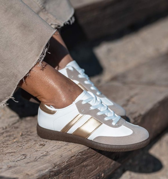 zapatillas deportivas bambas de mujer cuerina con dos rayas doradas y suela goma marrón. Animal free 2