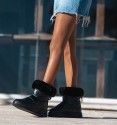 botas acolchadas de moda en tejido negro con pelo sintético negro