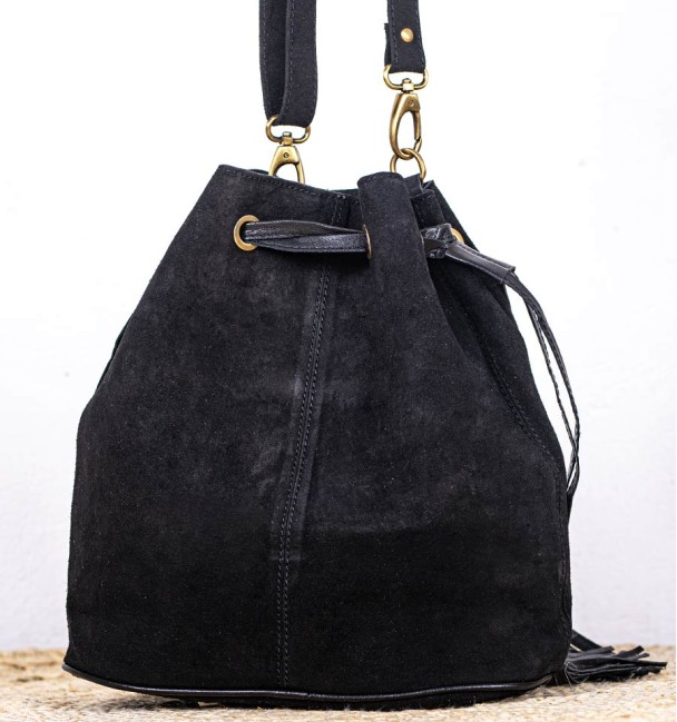 Bolso bohemio tipo saco en cuero y bolsillo delantero piel de potro negro. Pieza de bronce y piedra en el centro