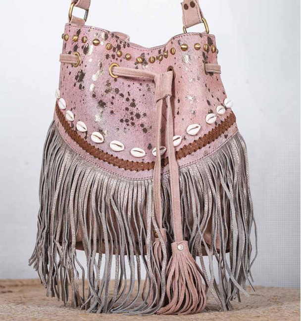 Mala de mulher hippie chic com franjas e conchas em rosa