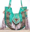 Bolso bohemio en cuero y pelo de porto en color turquesa con pintas doradas. Cuentas y flecos