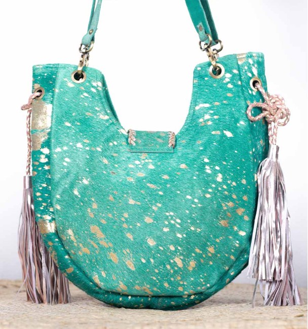 Bolso boho flecos en cuero y pelo de porto en color turquesa con pintas doradas. Cuentas y flecos