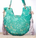 Bolso boho flecos en cuero y pelo de porto en color turquesa con pintas doradas. Cuentas y flecos