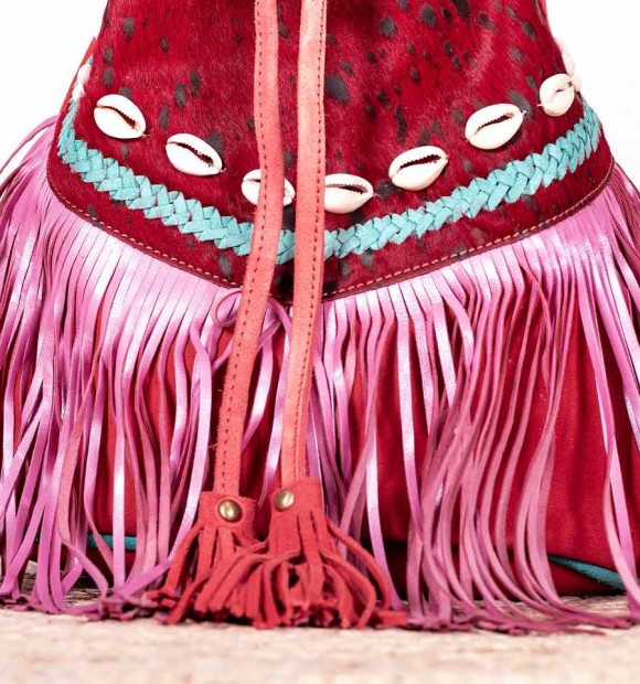 bolso bohemio tipo saco con flecos y pelo de potro rojo con pintas. 2