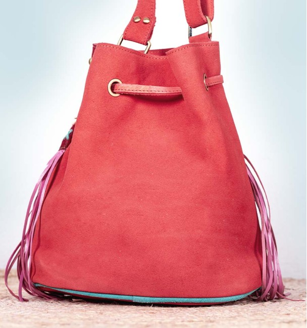 bolso boho tipo saco con flecos y pelo de potro rojo con pintas.