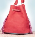 bolso boho tipo saco con flecos y pelo de potro rojo con pintas.