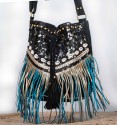 bolso bohemio tipo saco con flecos y pelo de potro negro y plata con pintas.