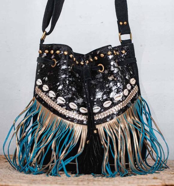 bolso bohemio tipo saco con flecos y pelo de potro negro y plata con pintas. 2