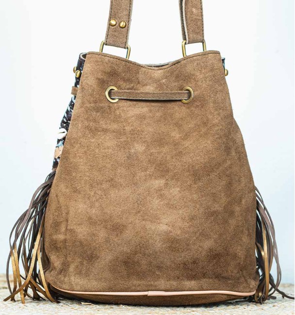 bolso bohemio tipo saco con flecos y pelo de potro negro y plata con pintas.