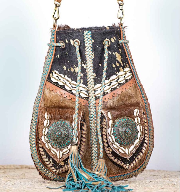bolso boho bandolera de pelo de porto marrón y negro con adornos étnicos.