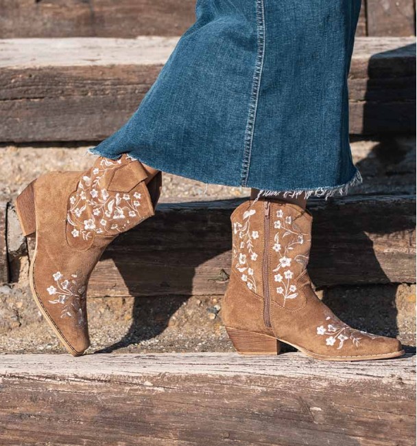 botas camperas marrones de mujer con flores bordadas. De material textil y tacón medio.