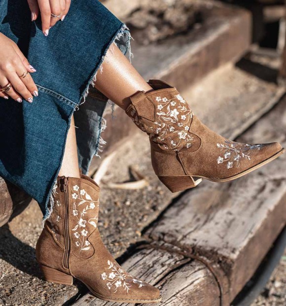 Women's brown cowboy  boots with embroidered flowers. Made of textile material and medium heel. 2